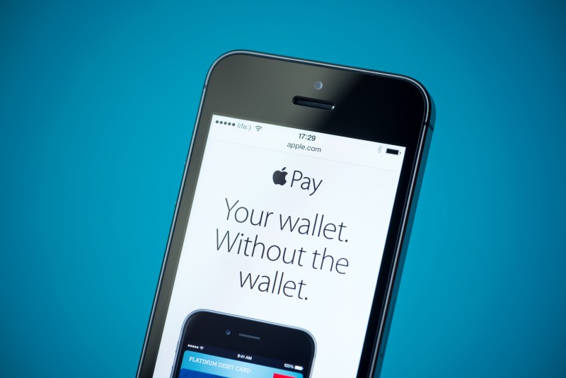 apple phone with pay app